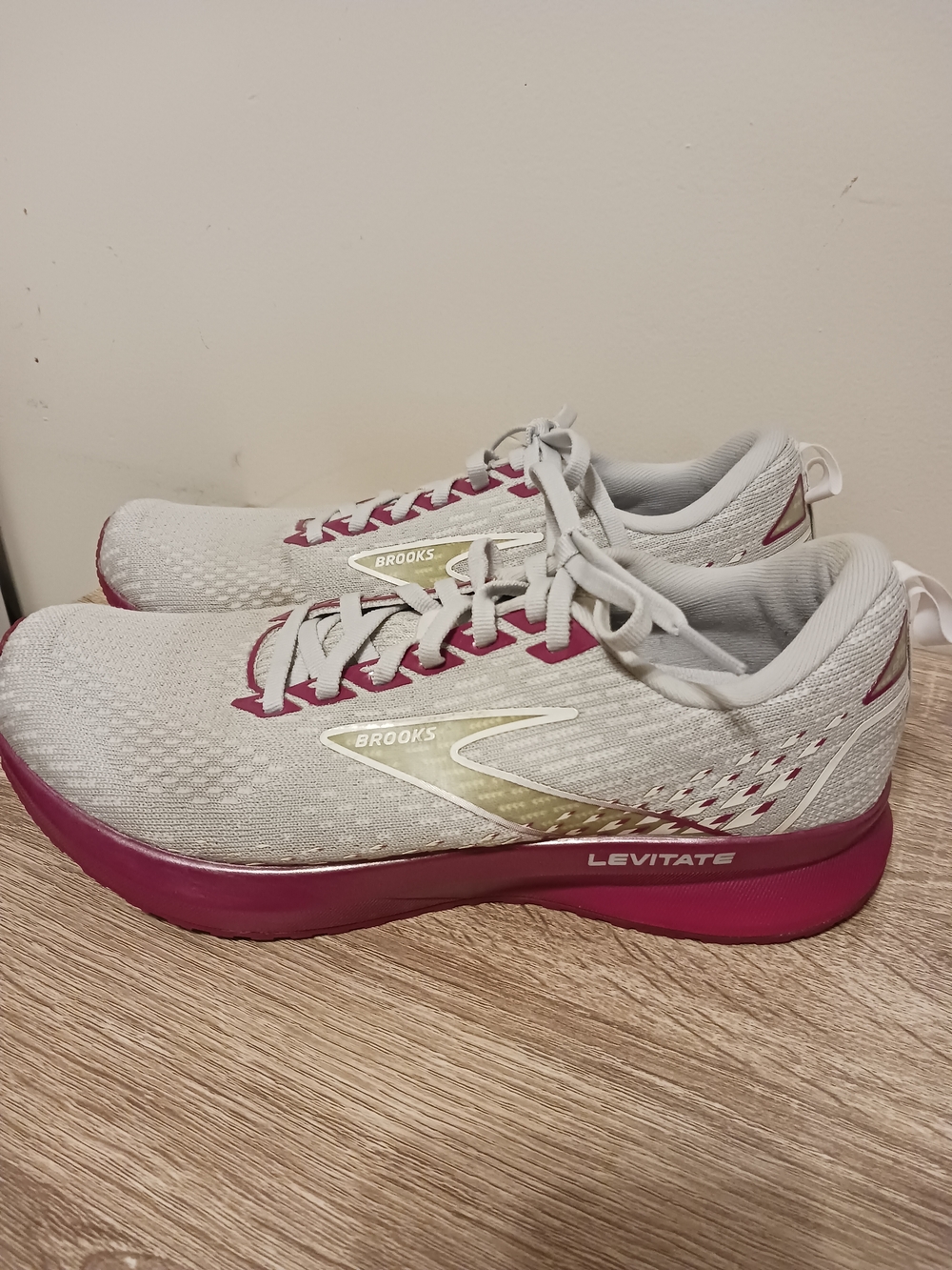Brooks Levitate Women's Running Shoes - White & Magenta